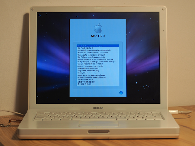 An iBook G4 booted into the Mac OS X Leopard installer
